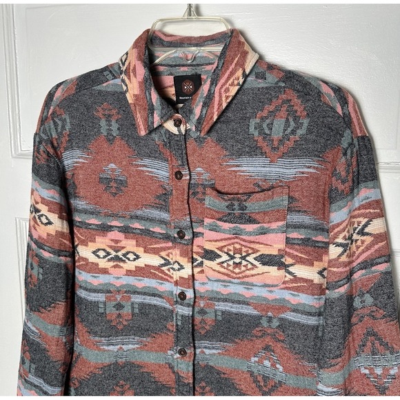 Mountain & Isles Womens Flannel Shirt Jacket Southwestern Aztec Print Shacket S - Picture 8 of 16
